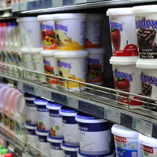 helados en estanterias de supermercado
